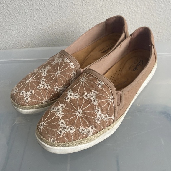 Clarks Collection Elaina Harbor Warm Beige Embroidered Canvas Slip-Ons Size 9 - Picture 4 of 8